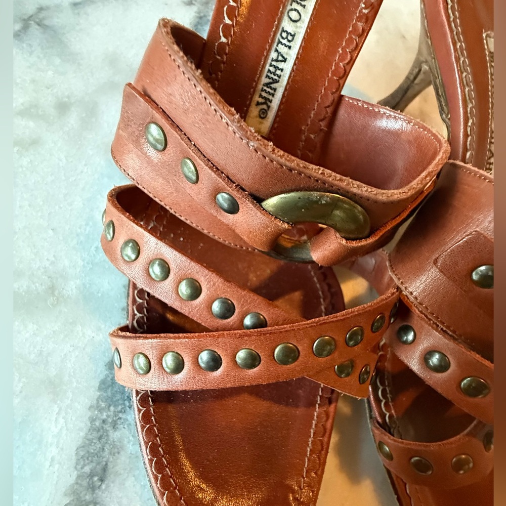 Manolo Blahnik cognac leather peep toe kitten heel sandals with brass studs 36.5 - Picture 5 of 6